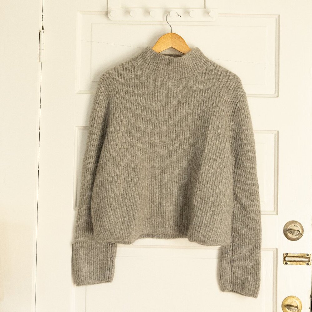 & Other Stories Grey Short Turtleneck Sweater – Women’s Size Large